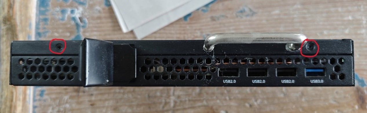 OPS机身左侧(有USB接口,卡扣及把手的那一面