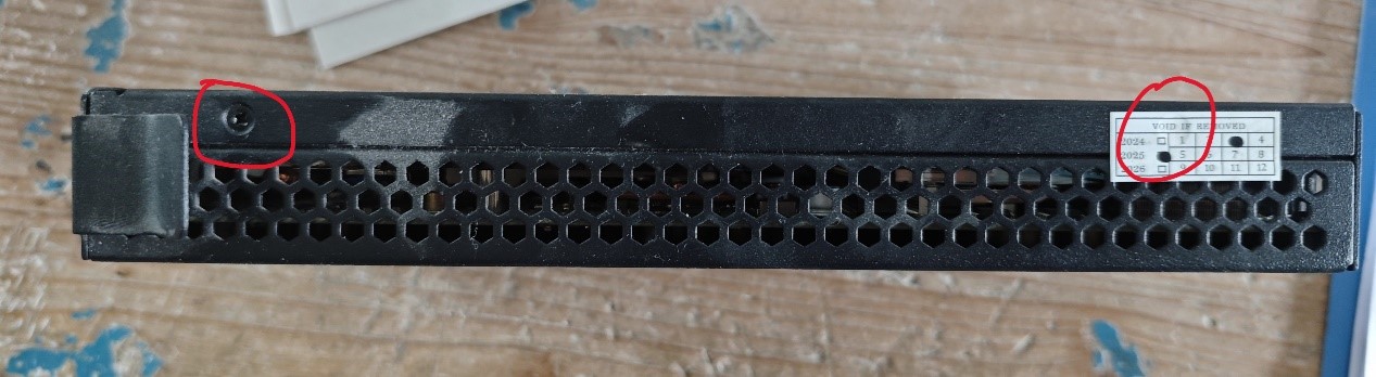 OPS机身右侧(什么接口都没有的那一面)